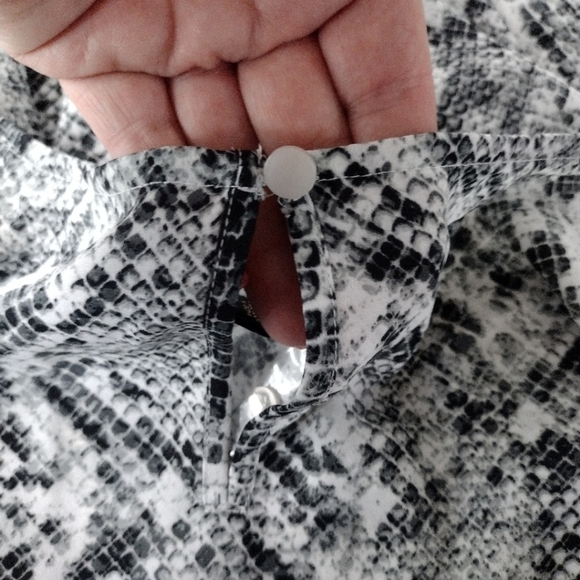 Worthington Black and White Relaxed 3/4 Sleeve Blouse - Picture 4 of 10